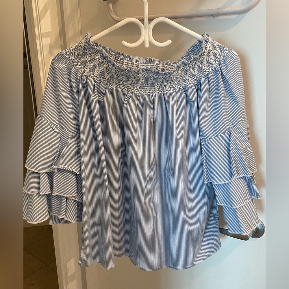 Gorgeous top with ruffled sleeves, size S